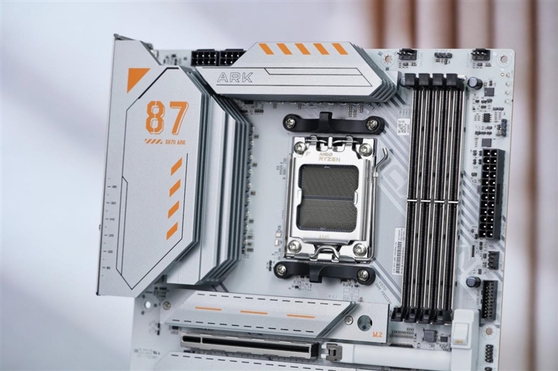 七彩虹CVN X870 ARK FROZEN V14主板评测，新旗舰性能助力锐龙飞跃，搭载5G网卡与高频内存体验！