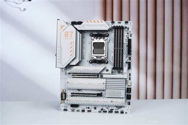 七彩虹CVN X870 ARK FROZEN V14图赏，锐龙性能全面释放