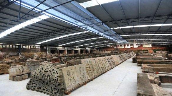 重庆古石门游客攀爬引发坍塌，责任归属引争议，馆方追责游客！