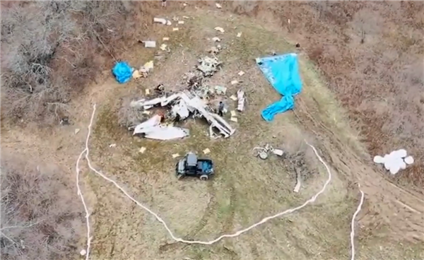 美国发生飞机坠毁事故，造成6人死亡，现场残骸遍地