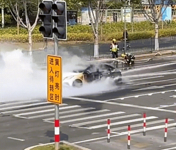 消防队全力扑灭火电车火灾现场