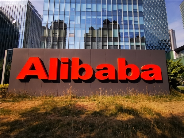 阿里开源通义新模型，智能生成视频，特色功能亮相，首尾图片定制成亮点标题