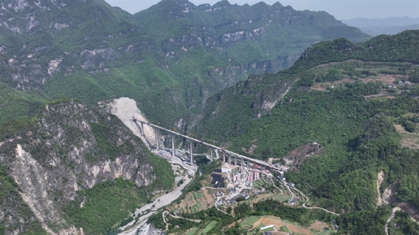 宜兴高岚河特大桥合龙，武汉至重庆高铁行程提速至四小时