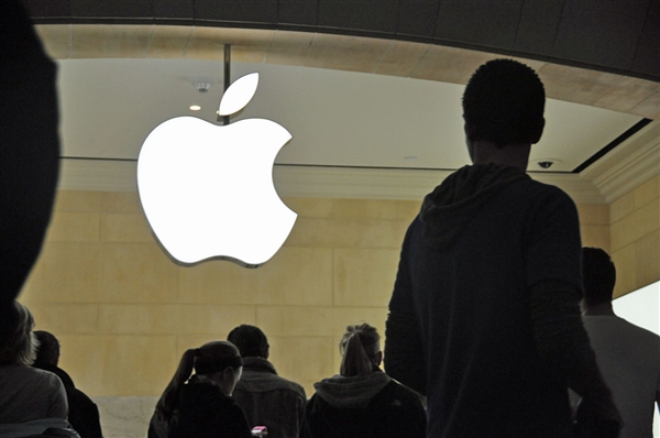曝iPhone 17关键生产材料极度短缺！库克急到每天催