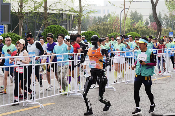 全球首场机器人马拉松，探索科技与人工智能的未来无限可能