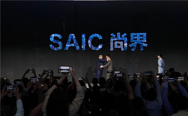 鸿蒙智行第五界的含金量!上汽总裁贾健旭现场两次拥抱华为余承东