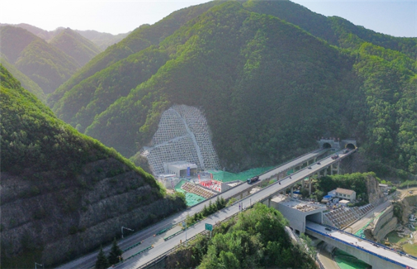 全国最长高铁隧道贯通揭秘，西安至十堰极速通达，一小时穿越22.9公里旅程