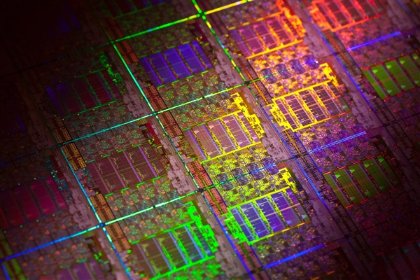 Intel 18A新一代CPU试产成功，客户好评如潮，首发亮相大放异彩