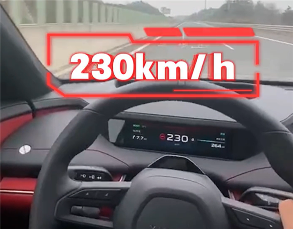 小米SU7车主高速飙车至230km/h并抖音炫耀，重罚2000元吊销驾照