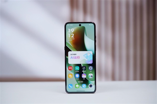 全球首款骁龙8至尊版小折叠!联想moto razr 60 Ultra图赏