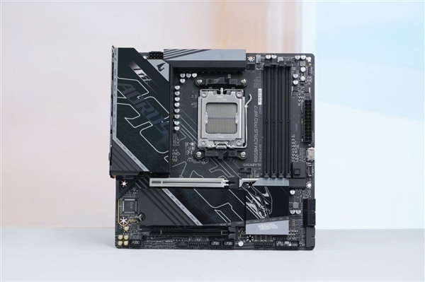 技嘉B850M AORUS PRO WIFI7主板图赏，锐龙9000系列的完美搭档，甜品座驾深度体验