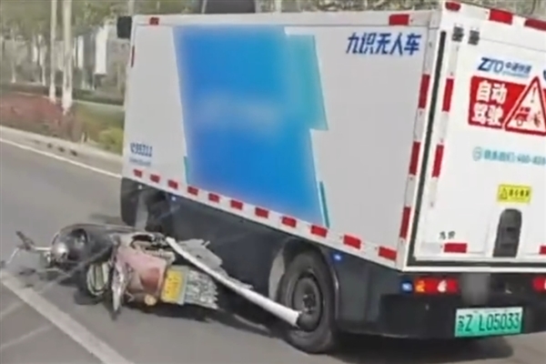 多地L4无人配送车交通事故频发，引发关注，逃逸事件及拖行电动车问题成焦点