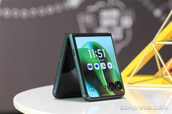 首款骁龙8至尊版小折叠！联想moto razr 60 Ultra国行官宣5月8日发布
