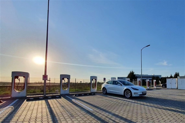 我国高速公路充电设施覆盖率超九成，充电设施数量达3.8万台