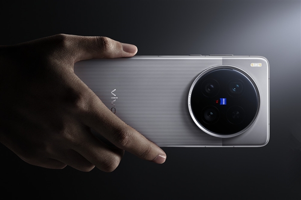 vivo X200 Ultra引爆抢购狂潮，门店前排队如龙，网友惊叹不断