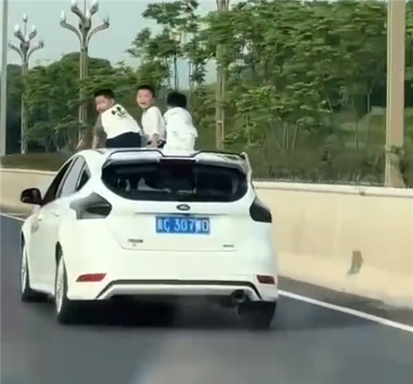 天窗探身酿悲剧，男孩危险行为致人死亡警示案例！