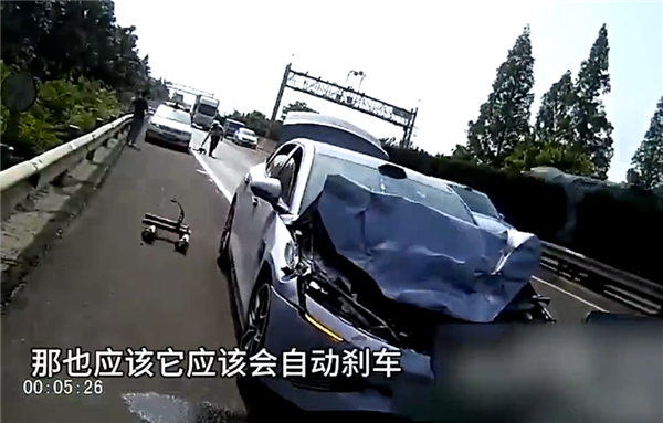 时速112km/h直怼大货车 司机:我开了智驾但AEB没生效